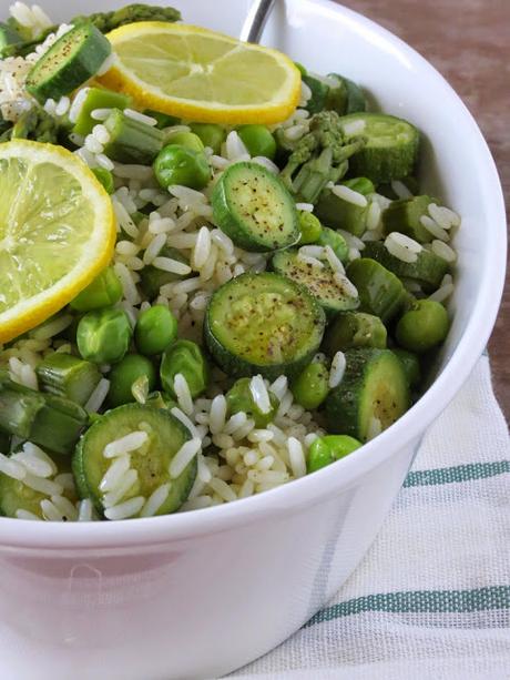 Insalata di riso alle verdure di primavera ed olio integrale al limone