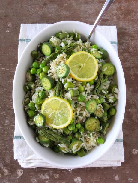 Insalata di riso alle verdure di primavera ed olio integrale al limone