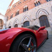 Ferrari in Piazza del Campo