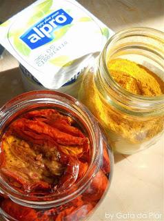 PAGNOTTELLA ALLO YOGURT DI SOYA, con CURCUMA, POMODORI SECCHI e lievito naturale