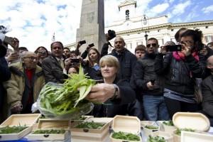 Rita Bernardini, segretaria nazionale dei Radicali, a Montecitorio per un sit-in di disobbedienza civile per la legalizzazione della marijuana (lettera43.it)