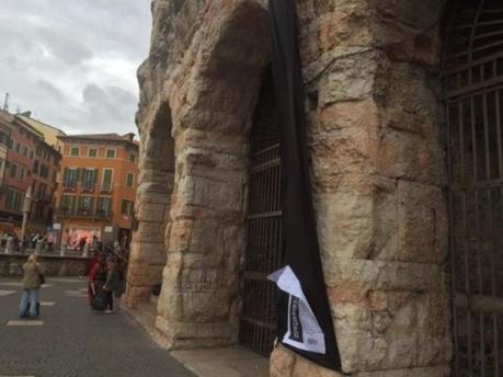 L’Arena col drappo nero per #unite4heritage