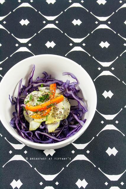 Insalata di cavolo rosso con cetriolo e peperone / Red cabbage salad with cucumber and pepper