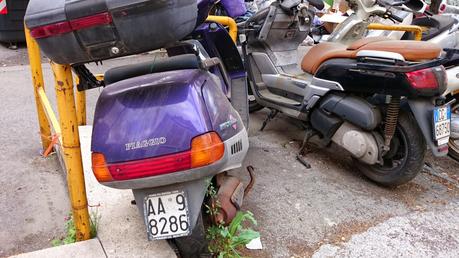 Pronti per il Giubileo. Con la discarica di auto e moto a 100 metri dal Cupolone di San Pietro