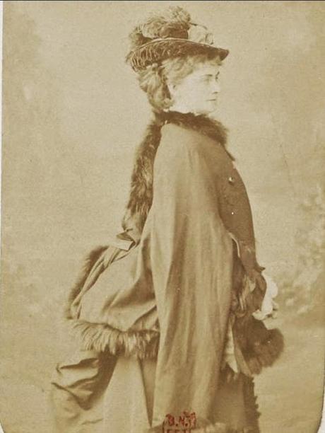 Sophie Charlotte, la graziosa ed inquieta sorella minore dell'Imperatrice Elisabetta d'Austria, vittima di un triste e tragico destino.