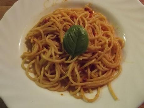 SPAGHETTI INTEGRALI AL PESTO DI POMODORI SECCHI