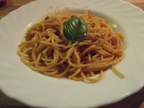 SPAGHETTI INTEGRALI AL PESTO DI POMODORI SECCHI