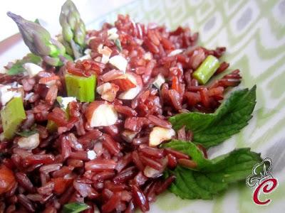 Riso rosso Thai al verde di menta e asparagi: sapori, aromi e colori perfettamente incastonati nel piatto