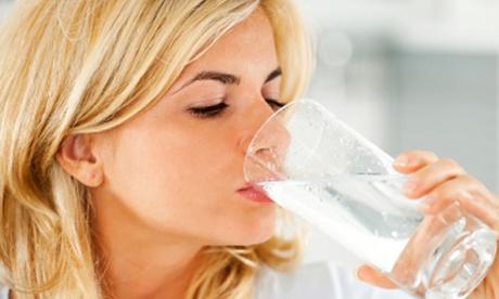 I benefici del bere acqua ogni giorno