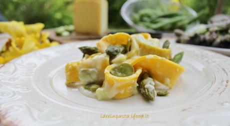 Crespelle a tagliatella con fave e sparagi