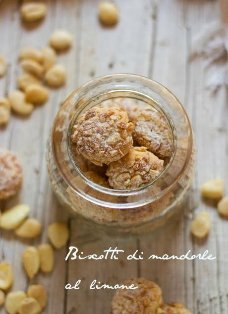 Biscottini di mandorla e limone: il patentino di madre non idonea.