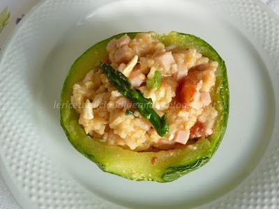 Zucchine tondi ripieni con riso basmati, prosciutto, asparagi e feta