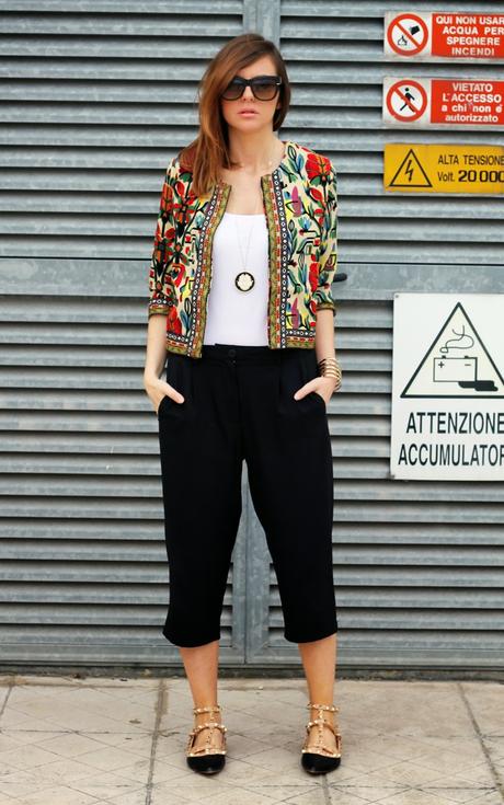 Outfit: Culotte pants neri e giacca etnica Dresslink