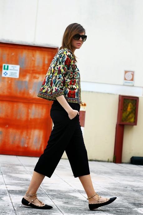 Outfit: Culotte pants neri e giacca etnica Dresslink