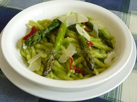 Trofie con salsa agli asparagi, peperoncino piccante e scaglie di parmigiano