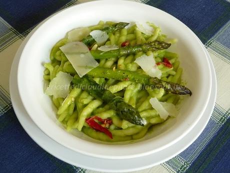 Trofie con salsa agli asparagi, peperoncino piccante e scaglie di parmigiano