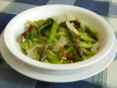 Trofie con salsa agli asparagi, peperoncino piccante e scaglie di parmigiano