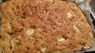 Focaccia alta farcita farcita di stracchino, salame piccante e semi di finocchio