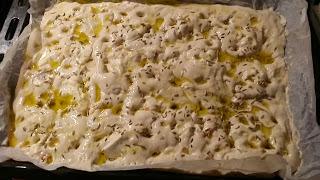 Focaccia alta farcita farcita di stracchino, salame piccante e semi di finocchio