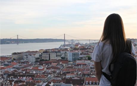 Lisbona dall’alto: dal Miradouro de Santa Luzia al Castello di São Jorge.