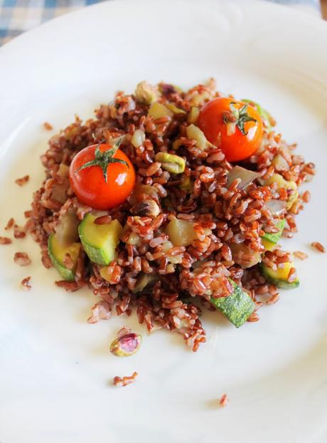 Quando il Cibo è Salute: Insalata di Riso Rosso con Verdure e Pistacchi