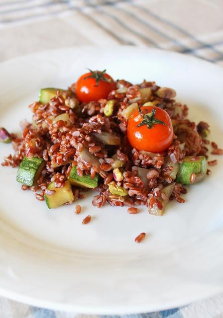 Quando il Cibo è Salute: Insalata di Riso Rosso con Verdure e Pistacchi