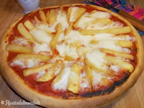 Pizza con patatine fritte e mozzarella