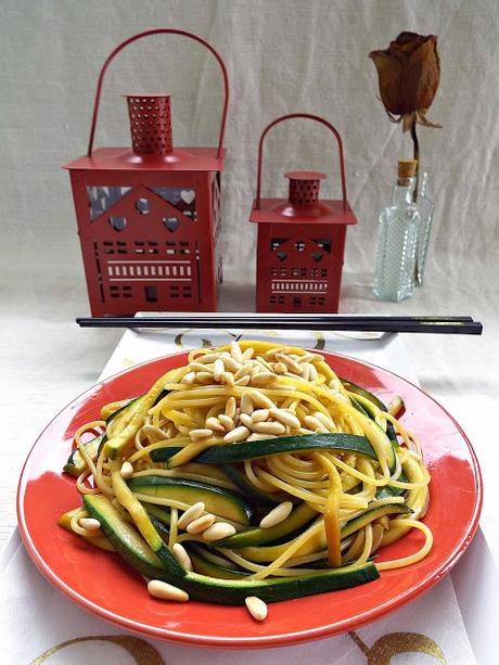 Spaghetti fusion alle zucchine e pinoli