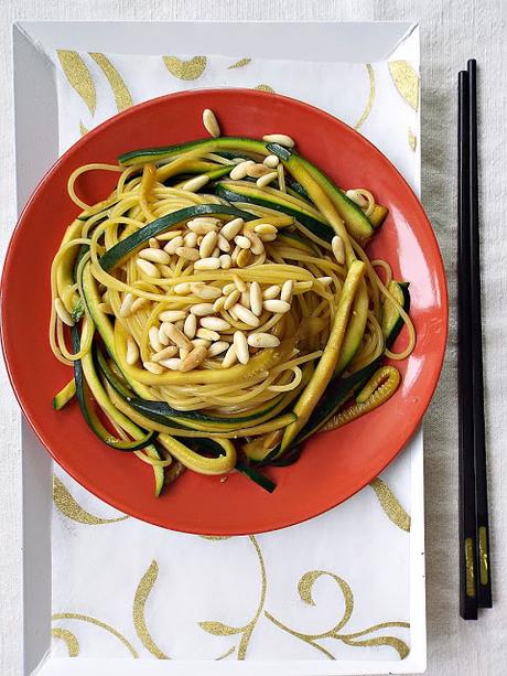 Spaghetti fusion alle zucchine e pinoli