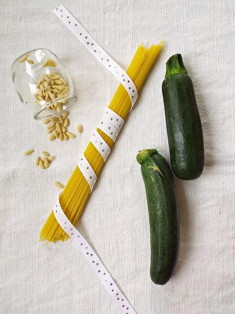 Spaghetti fusion alle zucchine e pinoli