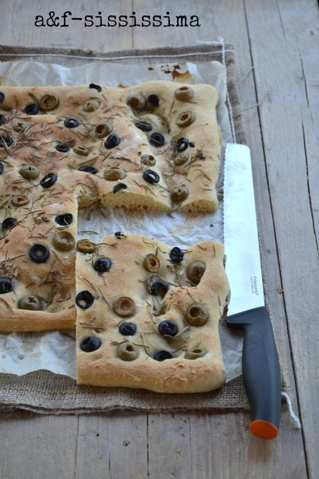 focaccia sottile al rosmarino e olive