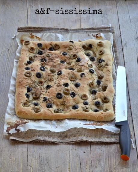 focaccia sottile al rosmarino e olive
