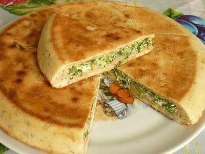 Focaccia provenzale, con erbette, prosciutto, feta e lievito madre, cotta in padella