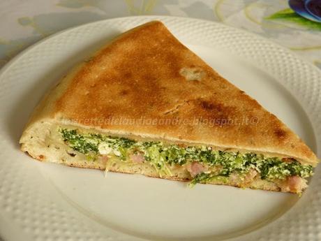 Focaccia provenzale, con erbette, prosciutto, feta e lievito madre, cotta in padella