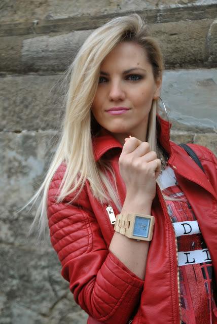 mariafelicia magno fashion blogger colorblock by felym fashion blog italiani fashion blogger italiane blog di moda blogger italiane di moda milano orologio in legno gufo design  orologio in denim fashion bloggers italy blonde hair blonde girls fashion chiodo rosso red leather jacket 