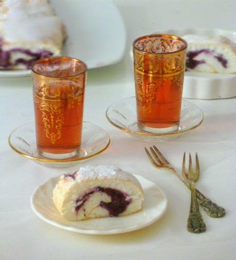 rotolo di meringa farcito con yogurt greco e confettura di mirtilli