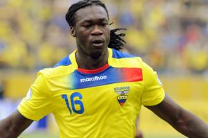 QUITO (12-10-2012).- Felipe Caiocedo, delantero de Ecuador, festeja su primer gol conseguido contra la selección de Chile, en el partido por la Eliminatorias Brasil 2014, en el Estadio Olímpico Atahualpa de Quito.<br alt=