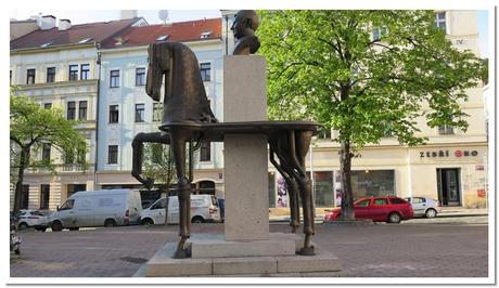 Praga -  un artista, ventisette cippi e   un monumento equestre