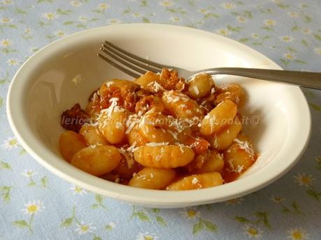 Gnocchi al sugo piccante con salsiccia