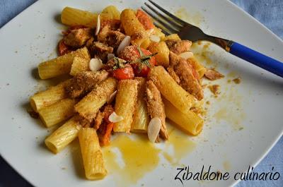 Pasta al pomodoro con sgombro, zenzero e mandorle