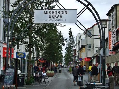 7 ricordi di un paese dall’aspetto glaciale, ma dal cuore caldo. L’Islanda e la sua capitale Reykjavik Laugavegur_Reykjavik_luogolungo