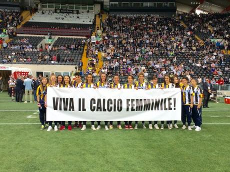 Calcio Femminile, Udinese contro il Sassuolo con i colori del Castelfranco Calcio Femminile, le ragazze in campo con lo striscione “Viva il calcio femminile”