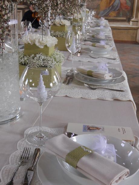 Allestimento del tavolo a nozze