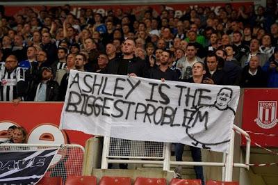 (VIDEO)Furious Newcastle fans want owner #AshleyOut #OccupySJP