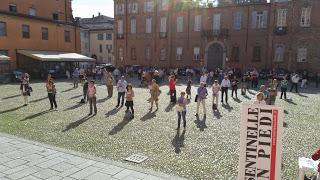 PAVIA. Le Sentinelle in Piedi presenti al Carmine; i Sentinelli in piazza Vittoria.