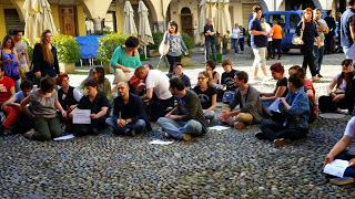 PAVIA. Le Sentinelle in Piedi presenti al Carmine; i Sentinelli in piazza Vittoria.