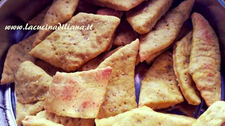 Crackers alla Curcuma con esubero di lievito madre.