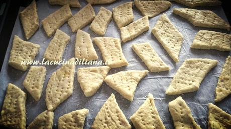 Crackers alla Curcuma con esubero di lievito madre.