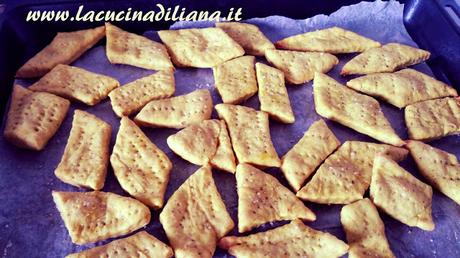 Crackers alla Curcuma con esubero di lievito madre.