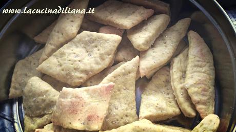 Crackers alla Curcuma con esubero di lievito madre.